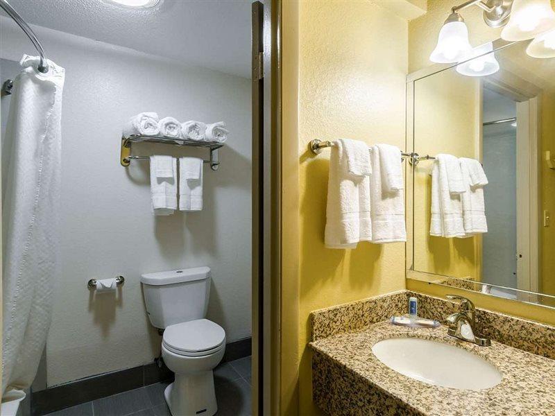 Rodeway Inn ブロックトン エクステリア 写真